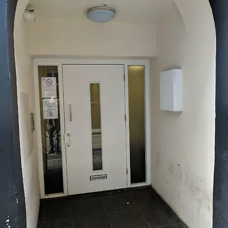 17 Crusader House شقة